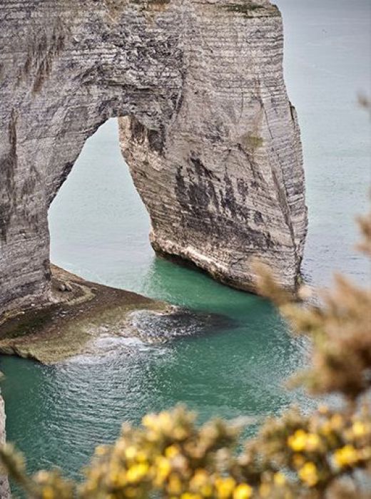 vue sur le pied d'une falaise à Etretat